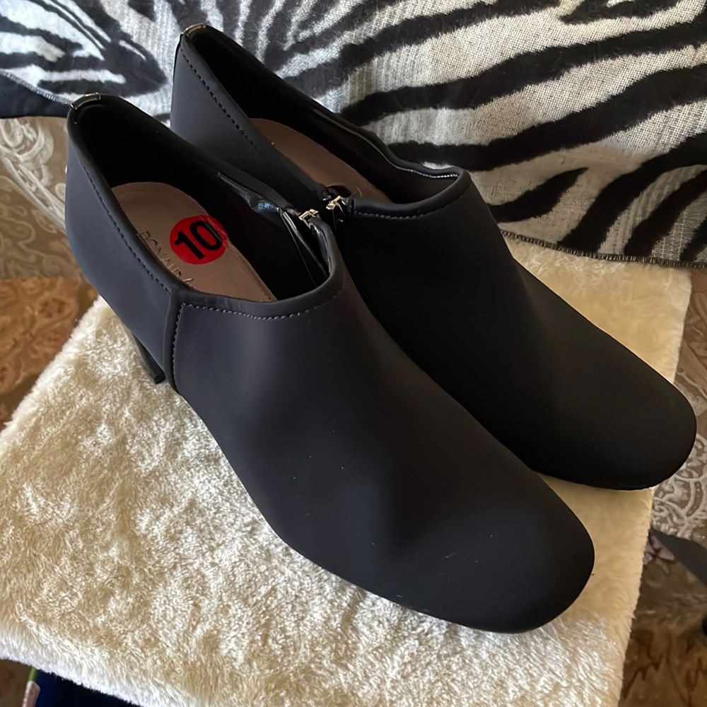 NWT Donald Pliner ankle  low boot